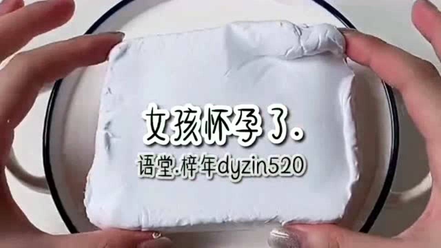 玩起泡胶讲故事:男孩用自己孩子的名字,祭奠他和另一个女孩的爱情