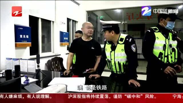 超载车伪装“中铁”货运 被交警当场识破