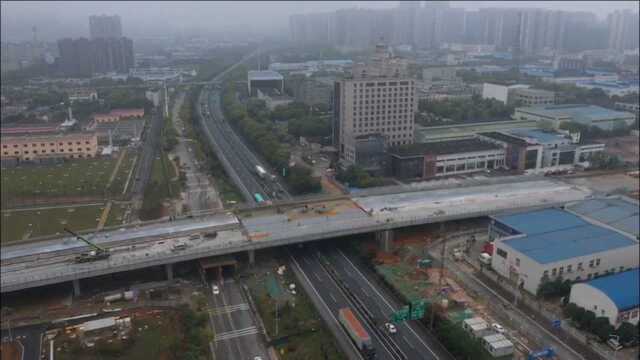 长沙盼盼路跨京港澳高速桥梁完成合龙