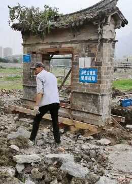 拆迁队干活喜欢较真，只有挂上牌的，才能苟活一时！