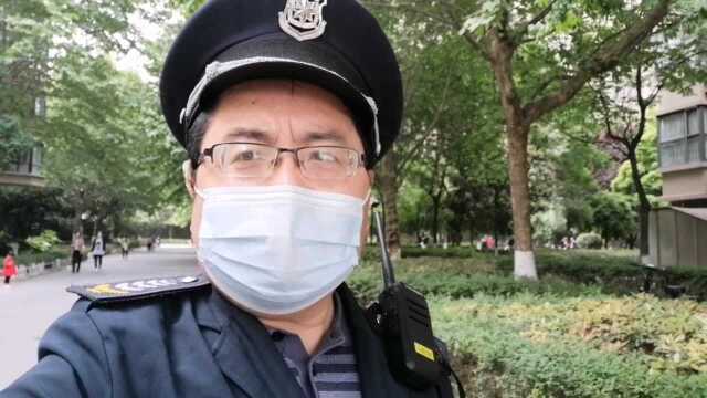 280斤重的大石墩子,西安市民一个人挪走了,用了什么方法