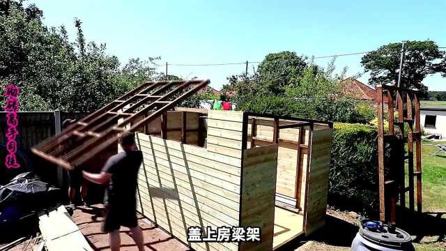 小伙在家自建木屋,技术熟练炉火纯青,造出来的木屋真是太牢固了