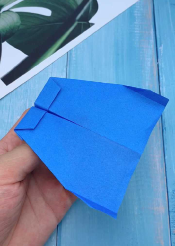 随便扔都不会落地的回旋纸飞机