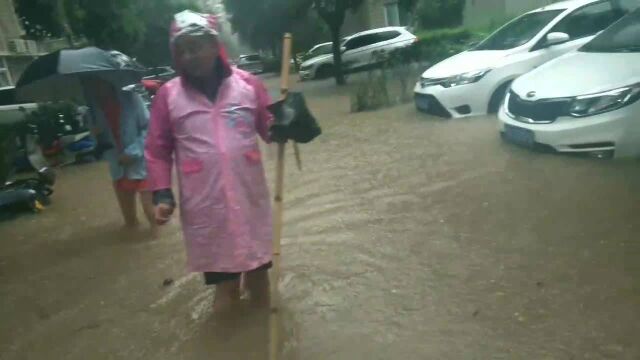 河南郑州迎来百年不遇的大暴雨,水淹全城,小区里已经水漫金山