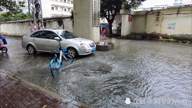 台风查帕卡来了,实拍南宁秀平路!惊现内涝大坑