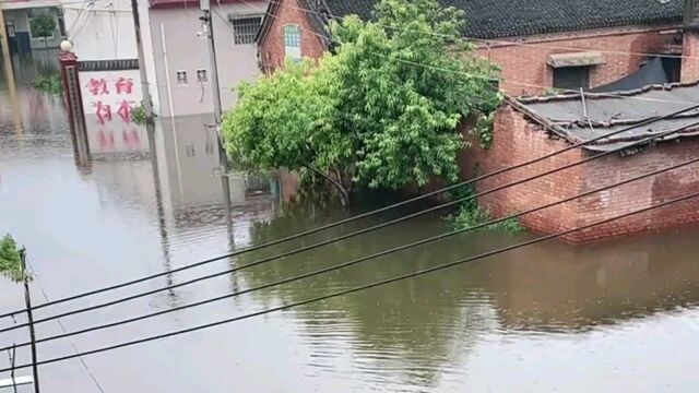 救救我们,我们村已经被淹被困住了,我们是辉县吴村镇张王寨村,我用手机仅有的电发出求救信号,马上都没电了