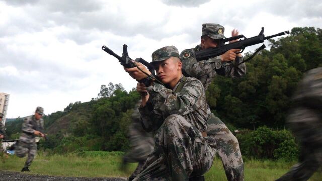 深圳民兵沙场点兵庆八一 场面宛若大片