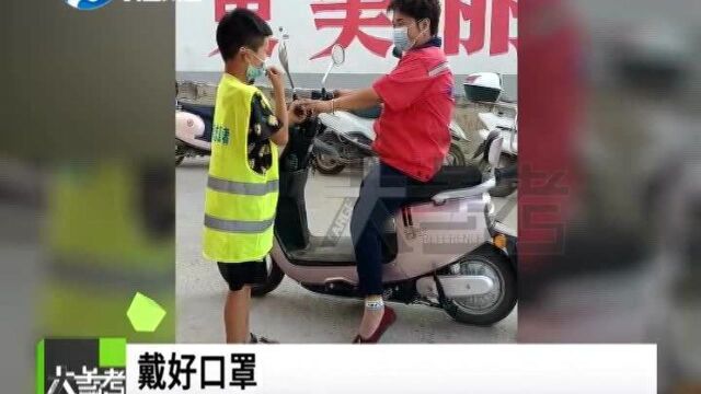 河南新乡:奶凶奶凶的!8岁男孩主动当防疫志愿者,霸气规劝不戴口罩村民