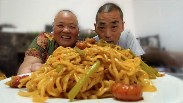 老赵在家自创美食“虾尾焖面”配冰豆,真香