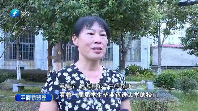 江水生在班会主题会议上给学生讲述:红色革命先辈故事,让红色基因代代相传!