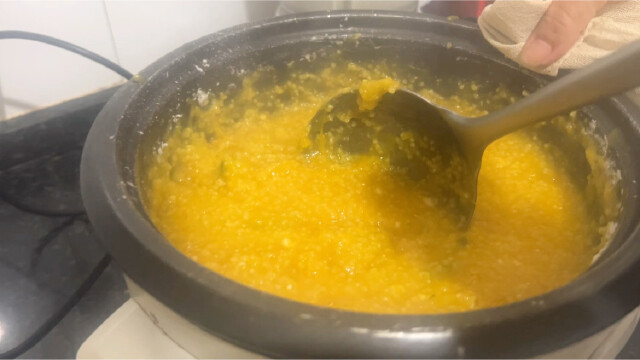 山西阳泉特色美食早餐撒配上土豆丝和酸菜美味可口真好吃了