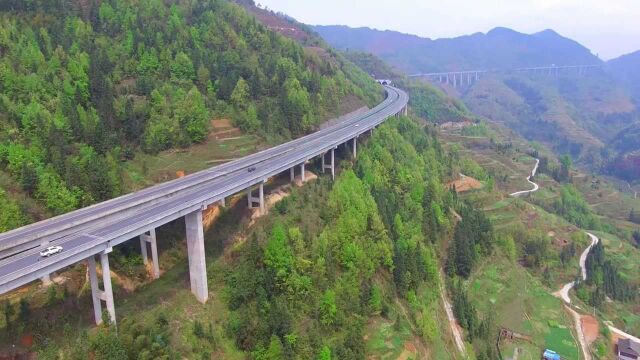 横跨在贵州大山里的夏蓉高速公路,不是高架桥就是隧道,太伟大了