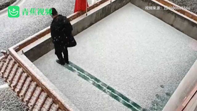 高手!男子雪地上两分钟踩出工整福字:祝大家虎运连连