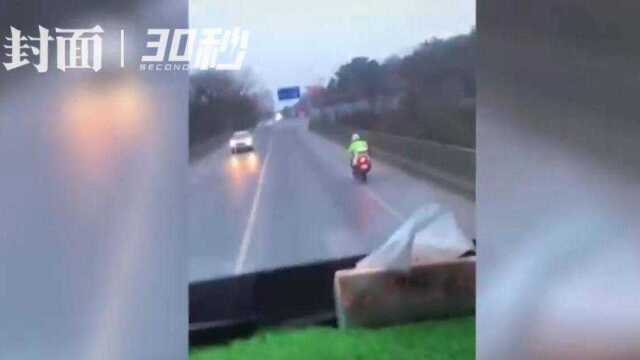 30秒|货车超载被查,司机对着交警拍抖音