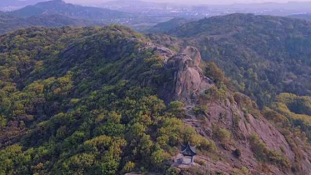 天池山与姑苏名山天平山、灵岩山一脉相连.因半山坳中有天池