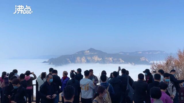 河南云台山风景区春日云海宛若仙境 万名游客登山打卡