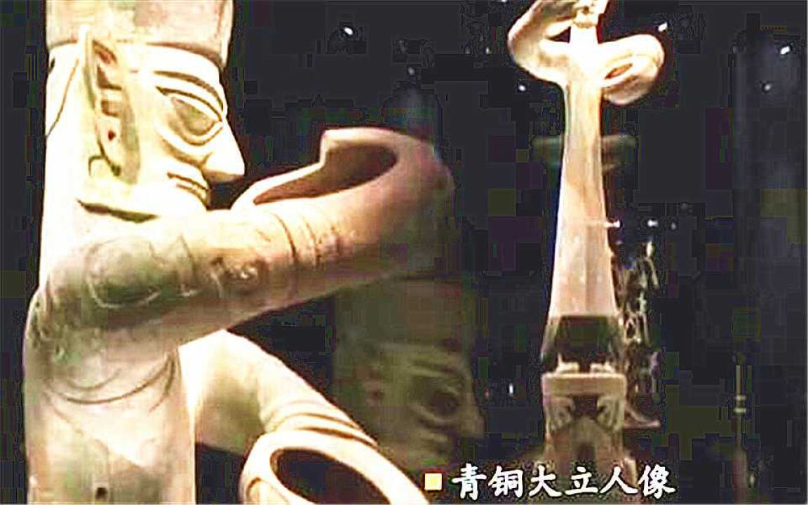 三星堆青铜大立人像,手里拿着什么呢?答案或许在这个小构件身上