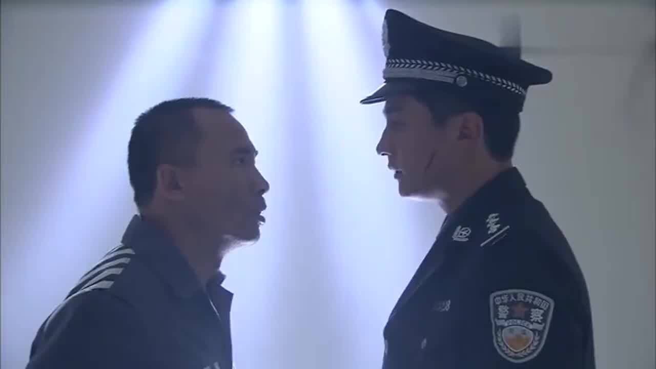 大漠高墙:警察和犯人谈心,犯人想让他染病,他的做法暖心了