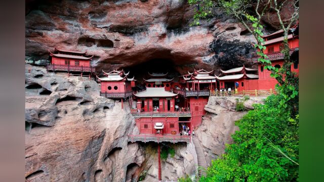 福建深山里发现一寺庙,建在崖洞里,仅靠一根柱子支撑全寺800年