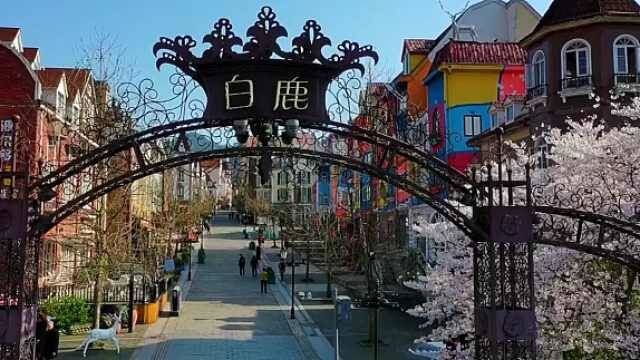 白鹿景区位于四川省彭州市西北部、龙门山脉深处的白鹿镇