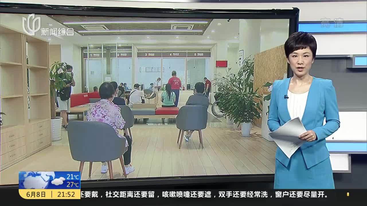 银行门口大排长龙 提醒客户错峰办理业务