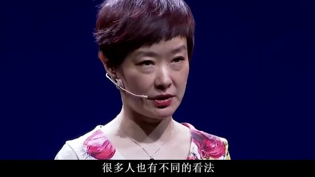 爸爸是央视台长,妈妈是首位播音员,49岁的她为何成不了央视一姐