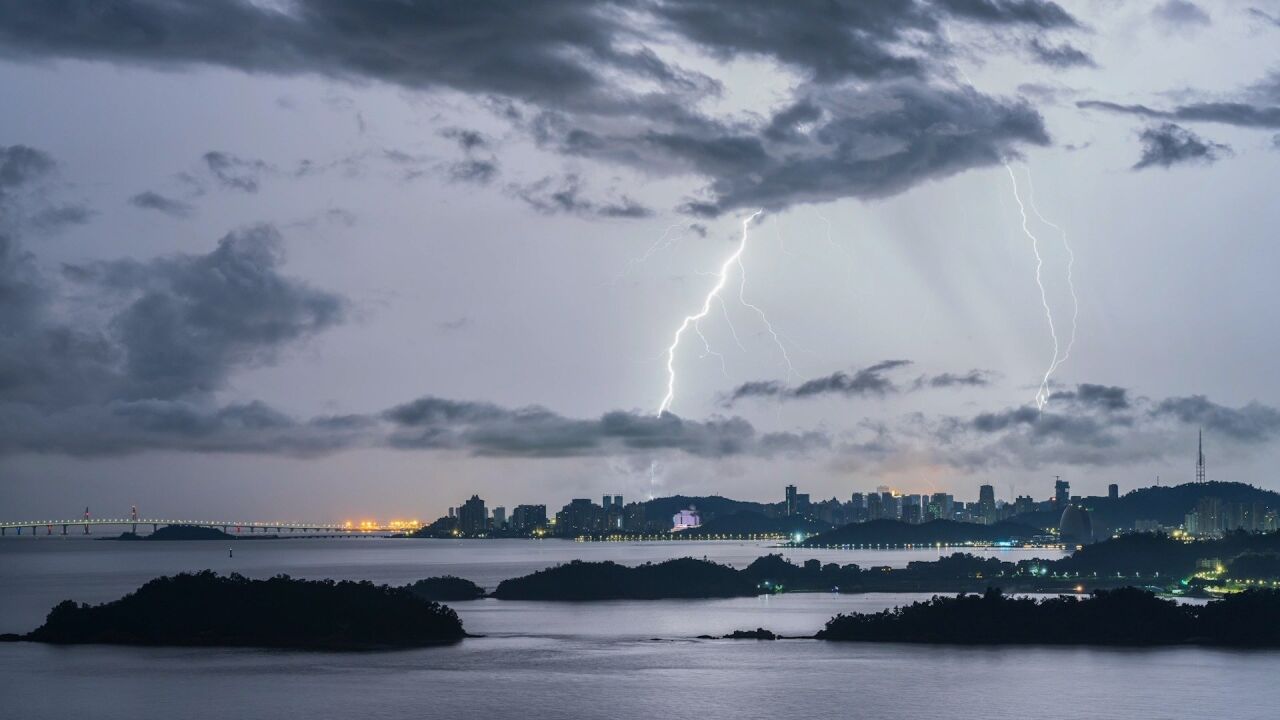 珠海强对流天气延时影像:云海过境白昼如黑,闪电连接天地