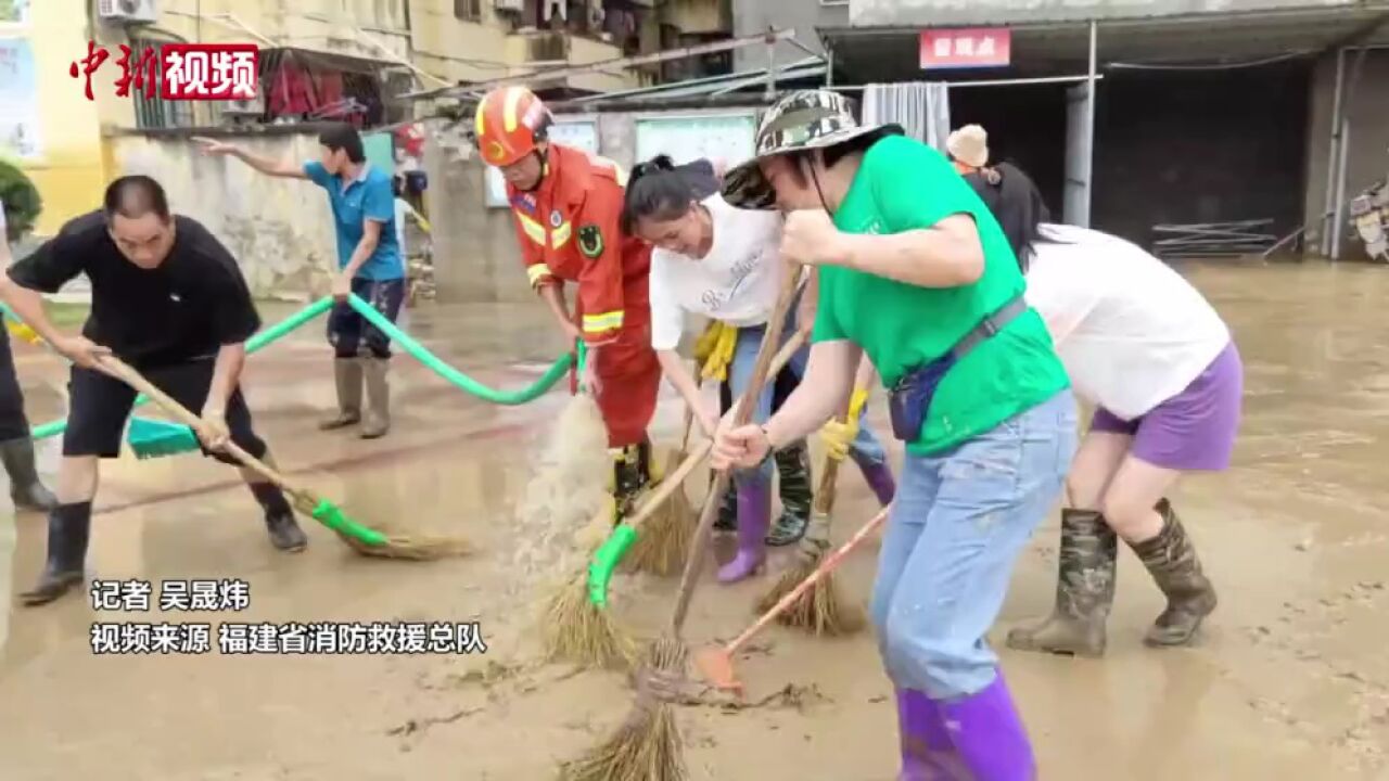 直击闽北多地集镇成河道:洪水退去忙清淤