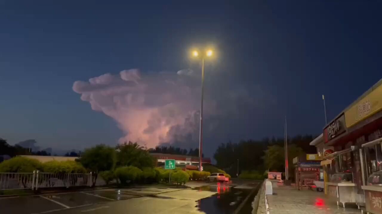 震撼!夜空悬着大块厚云不停闪电,画风十分奇异