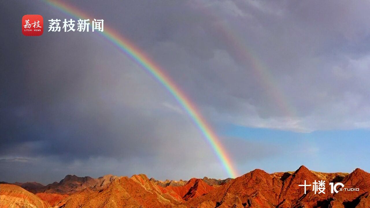 当丹霞地貌遇上双彩虹!新疆天山大峡谷现巨型双彩虹