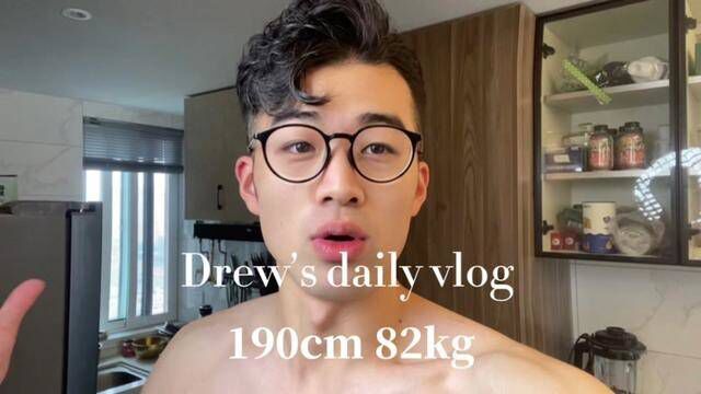 190cm 82kg|Vlog:充满能量的早餐,燕麦60g搭配椰汁和香蕉、1杯生椰拿铁、4个鸡蛋、1条羽衣甘蓝.