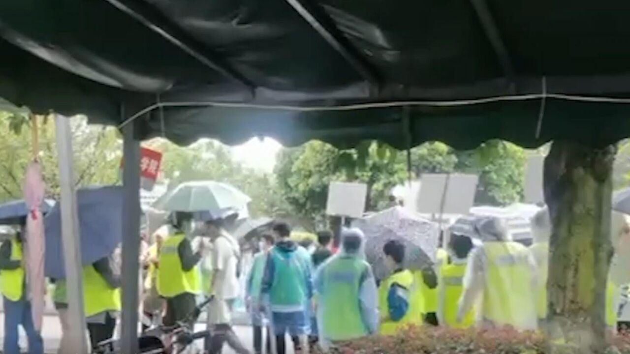 四川大学学长雨中接待大一新生:学长忙着抢行李,方式过于热情了