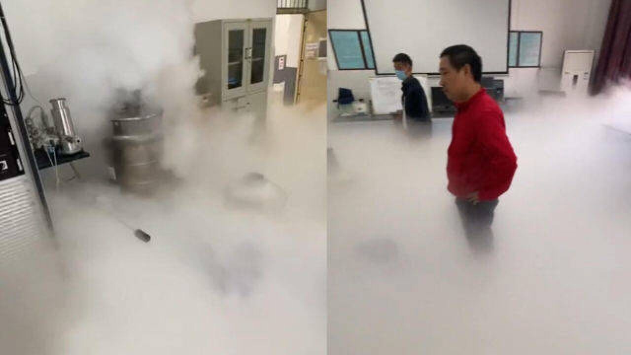 学生做实验需要液氮,液氮师傅“豪横加满”,学生:操作有点狂野