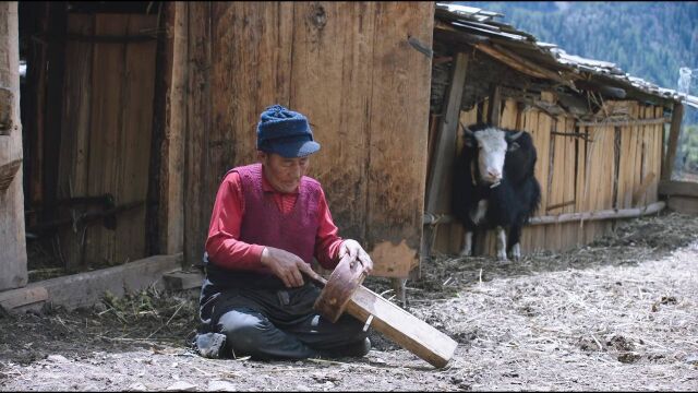 西藏纪录片:老锁匠为村民制作手工木锁,高原上的手工艺人