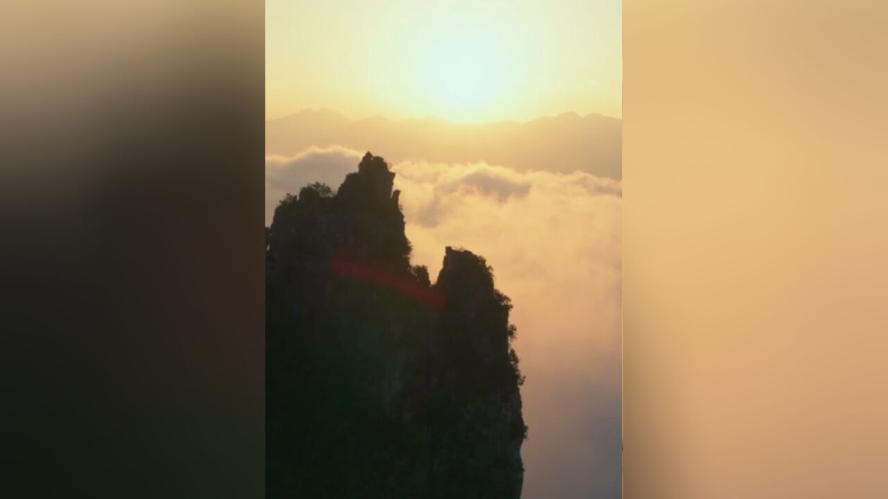 航拍中国丨俯瞰神女峰,看现实版“除却巫山不是云”