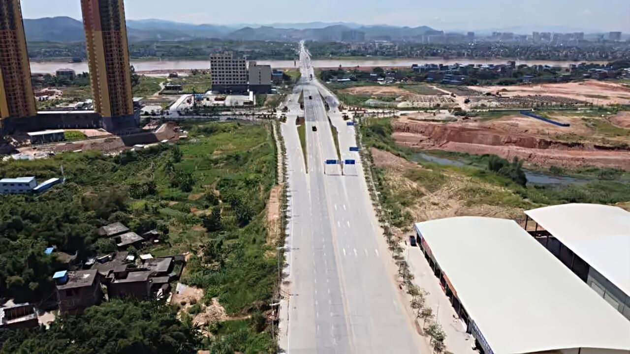 广西梧州发生一起多车追尾交通事故,造成5人死亡15人送医