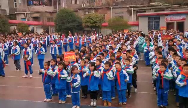 晴隆县第二小学开展“弘扬雷锋精神 争做时代新人”主题系列活动,组织学生学唱《学习雷锋好榜样》