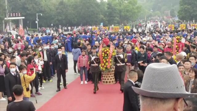 红色旅游胜地湖南韶山中国建筑党员干部拜谒毛主席敬献花篮