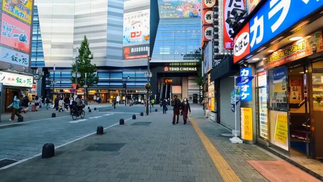 实拍日本街头,街边花里胡哨的店铺,日本特色