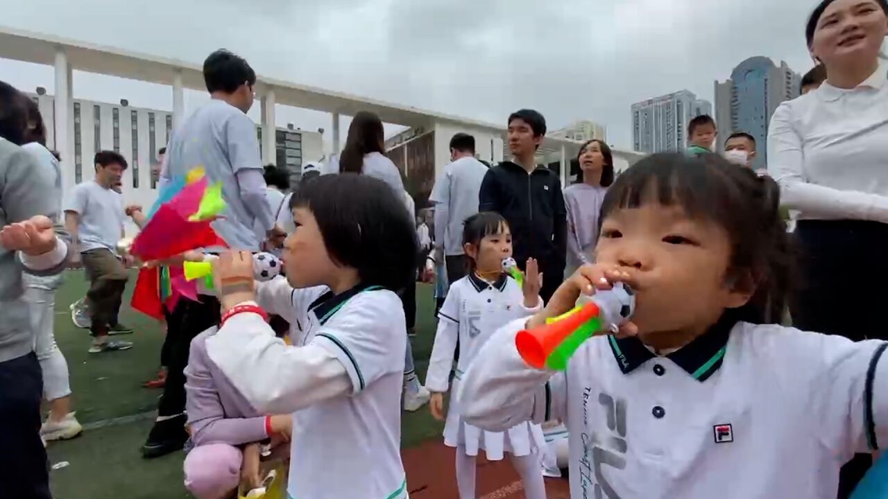 深圳一幼儿园举办趣味运动会!现场上演极速飞盘、进击棒球