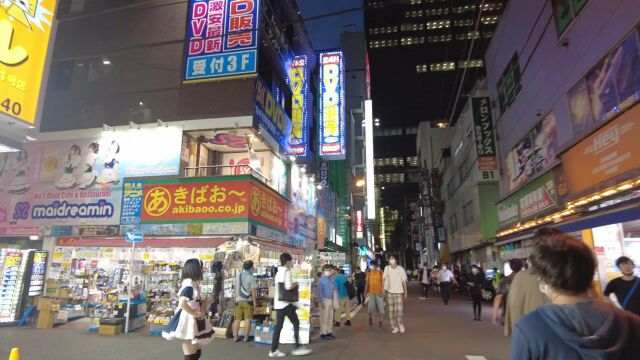 实拍日本街头夜景,路边有很多二次元樱花妹,不亏是亚洲发达国家