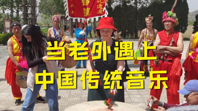 老外遇上中国传统戏曲后的反应:“太激动了!”