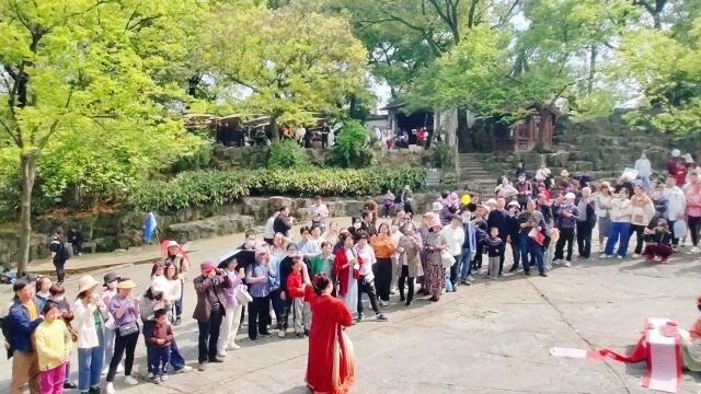 苏州虎丘山旅行最推荐,千人石前载歌载舞,虎丘山前畅想问道