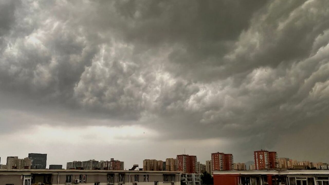 天黑模式!北京冰雹雷电预警齐拉响:雷声隆隆乌云盖天 压迫感十足