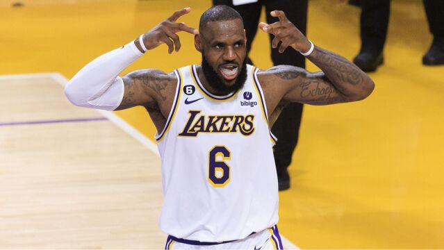 热搜第一！湖人一战狂刷12大记录：队史首个黑七+詹姆斯成历史终结战之王