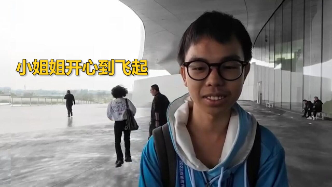 刘慈欣签售会人山人海!高三学生为获亲笔签名从广州来到成都