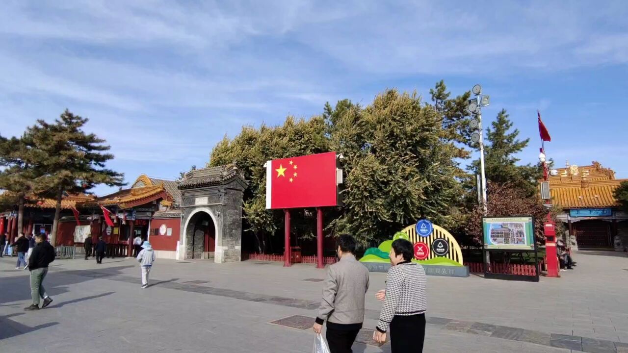 蓝天白云,秋高气爽,呼和浩特大昭寺.