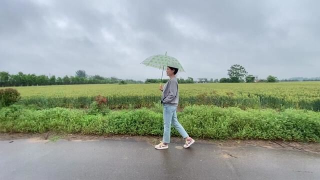 听雨声 赏雨落 雨中漫步也是一种享受……