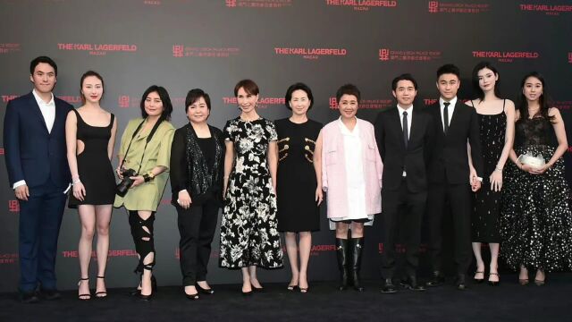 赌王家族大合影 何猷君紧牵奚梦瑶 何超琼站c位