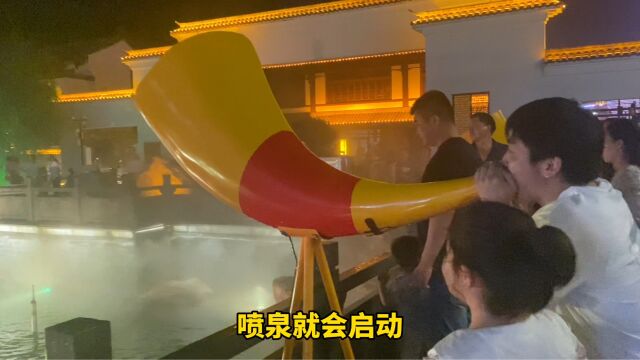 潍坊杨家埠新安装了“呐喊喷泉”,游客人山人海真热闹,来看一下